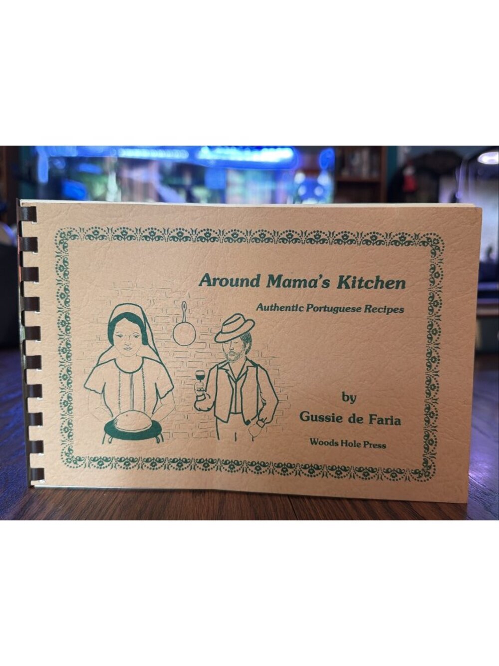 Around Mama’s Kitchen Authentic Portuguese Recipes Gussie de‎ Faria 1983 Mass.